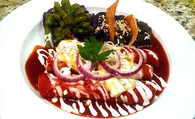 Enchiladas de Guajillo con Pollo
