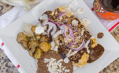 Jelp-App-Tijuana-A-Domicilio-Restaurante-Café-de-la-Flor-Omelette De Pechuga de Pollo con Mole